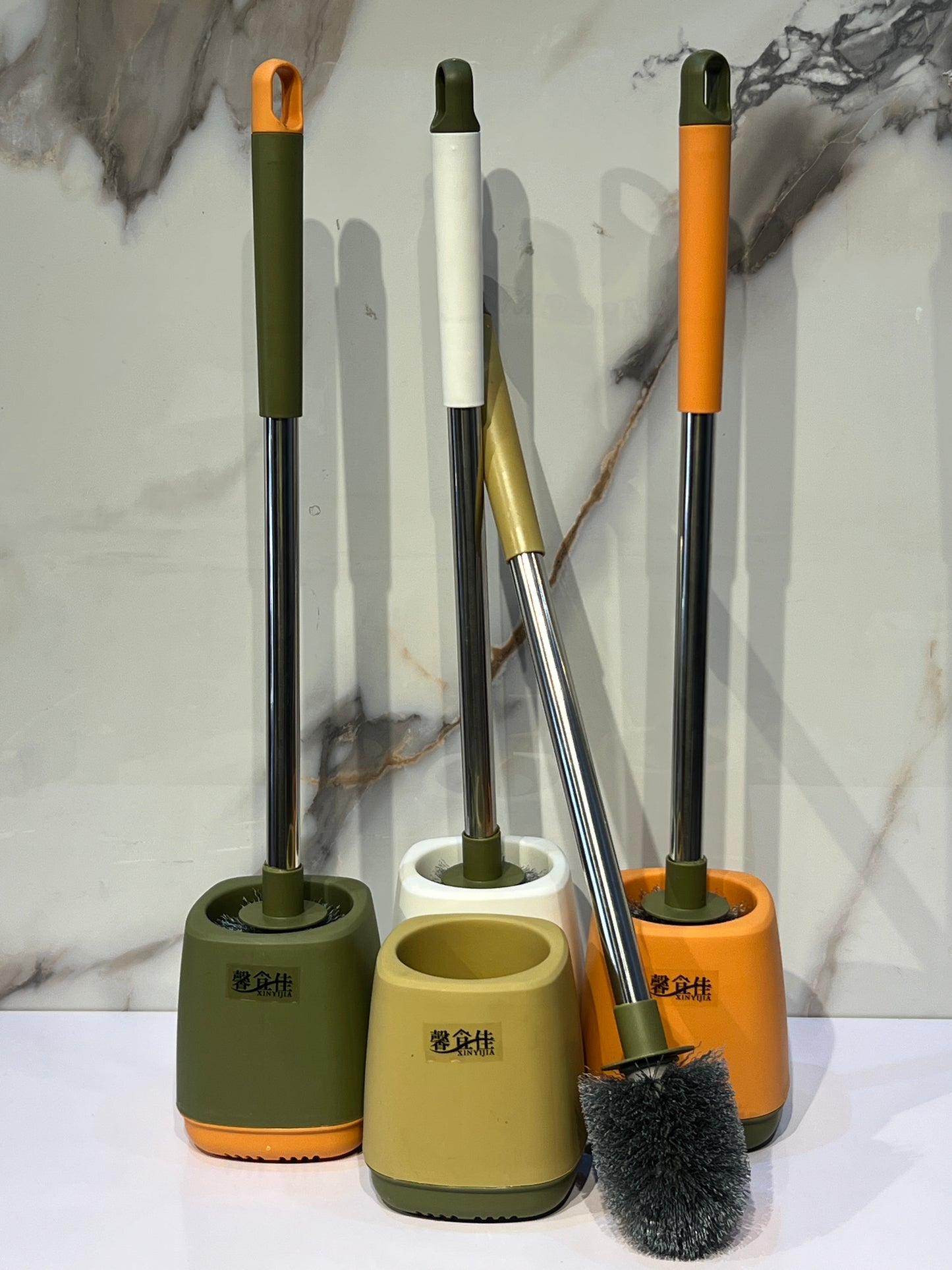 Long handle sturdy toilet brush set